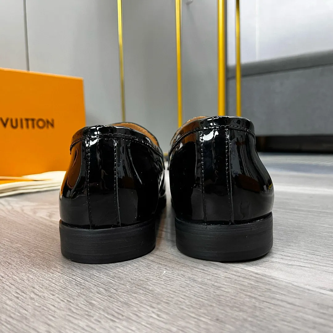 Factory price: 520💰-(LV) men’s formal leather shoes! Genuine molded horsebit, a classic must-have for your shoe cabinet! The feet are particularly delicate! This Gucci original version is a set last, and we are consistent with the counter! Therefore, it is more comfortable in terms of last shape and comfort! Take it to the counter and compare at will! Good shoes are more than just what they make! But grasp the essence from the inside out! Material: Imported first-layer cowhide! Genuine leather outsole imported from Italy, size: 39-44 (38/45 customized, non-refundable)
